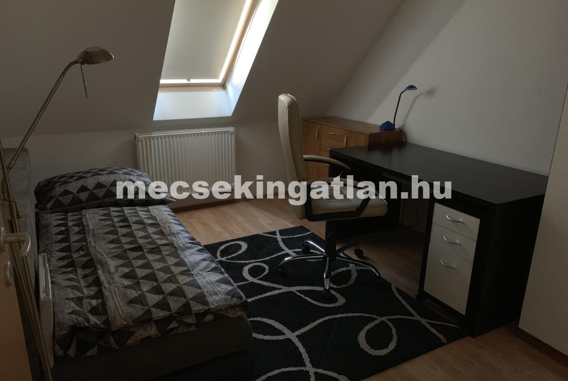 Pécsett a történelmi belvárosban teljesen felújított, belső kétszintes lakás téglalakás kiadó!