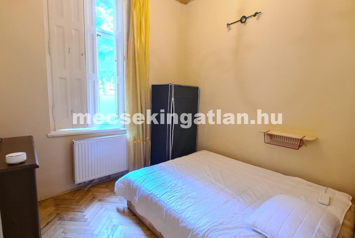 Kiadó a Szent István téren nappali – két hálószobás földszinti téglalakás berendezve