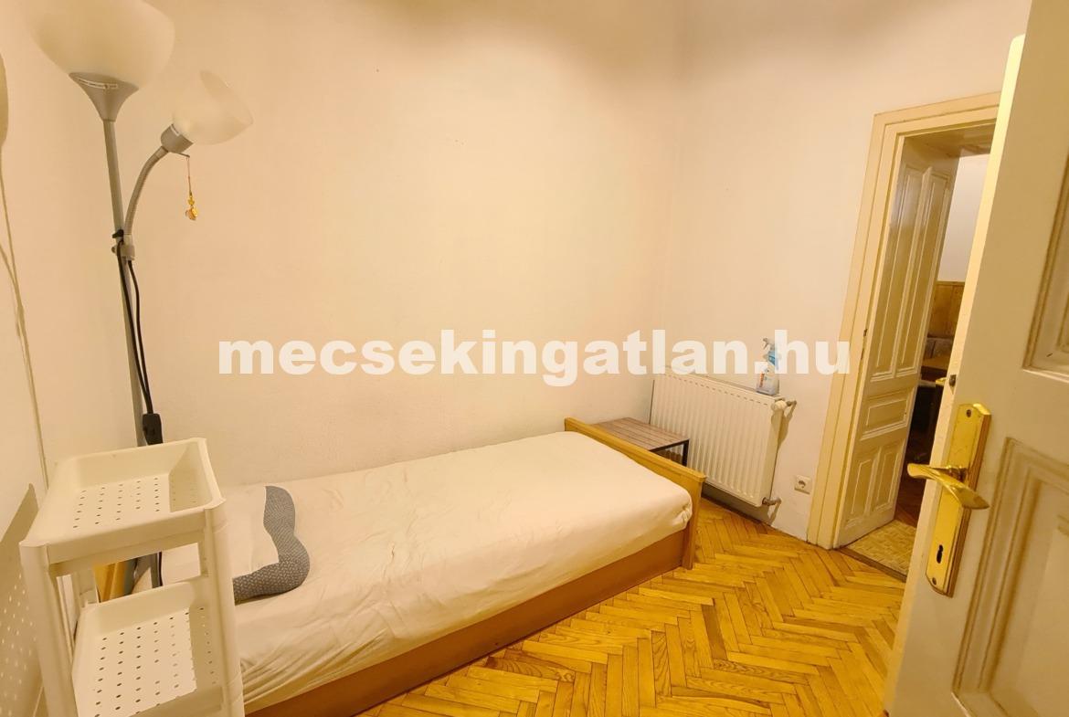 Kiadó a Szent István téren nappali – két hálószobás földszinti téglalakás berendezve