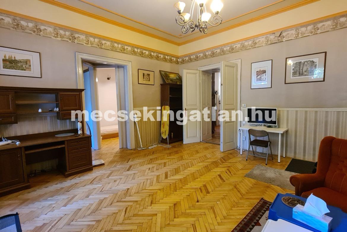 Kiadó a Szent István téren nappali – két hálószobás földszinti téglalakás berendezve