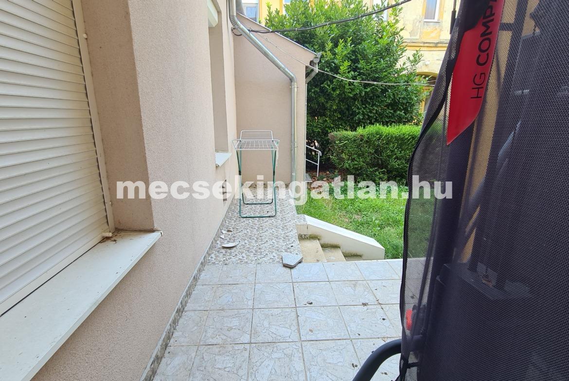 Kiadó a Szent István téren nappali – két hálószobás földszinti téglalakás berendezve