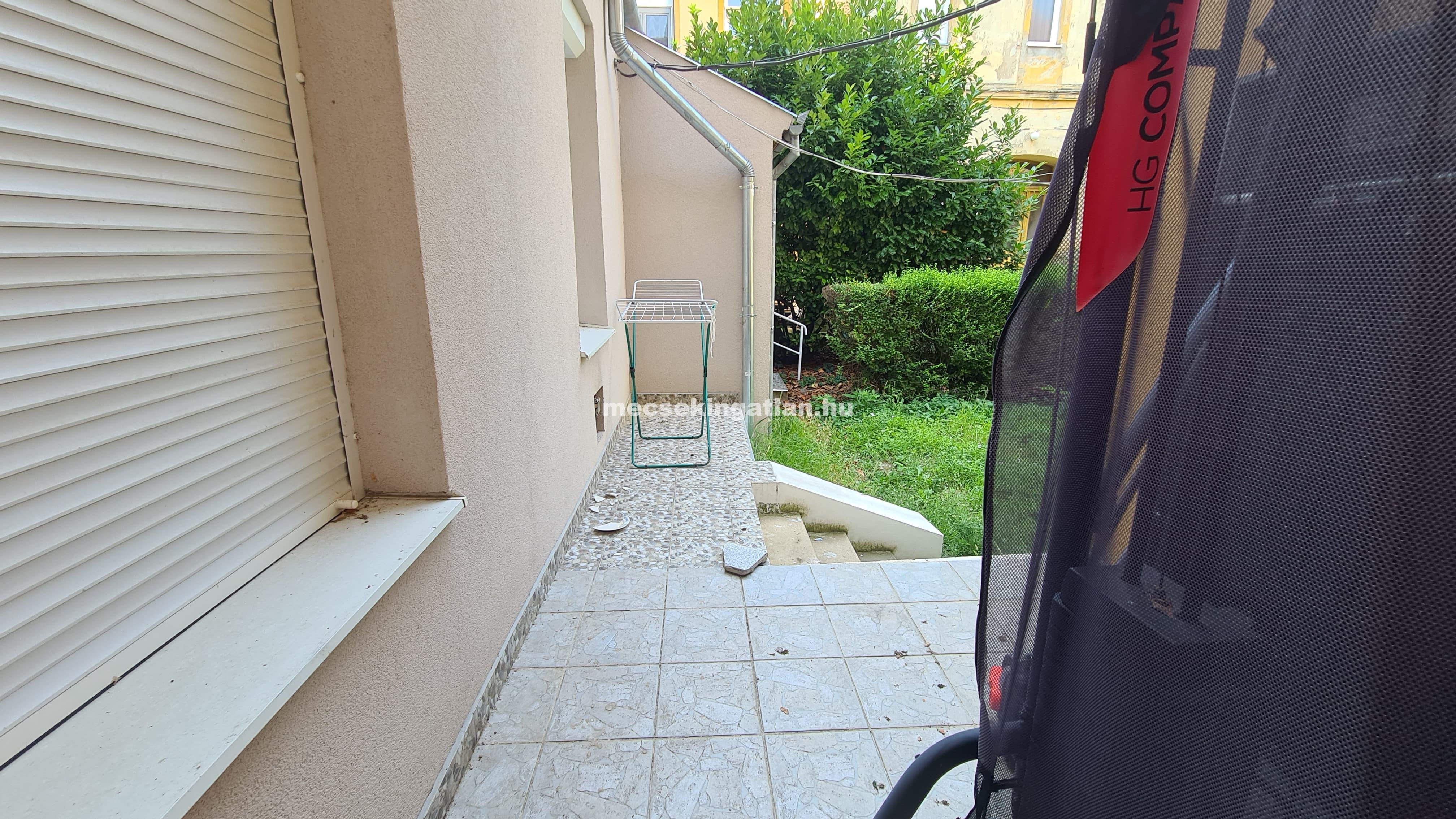 Kiadó a Szent István téren nappali – két hálószobás földszinti téglalakás berendezve