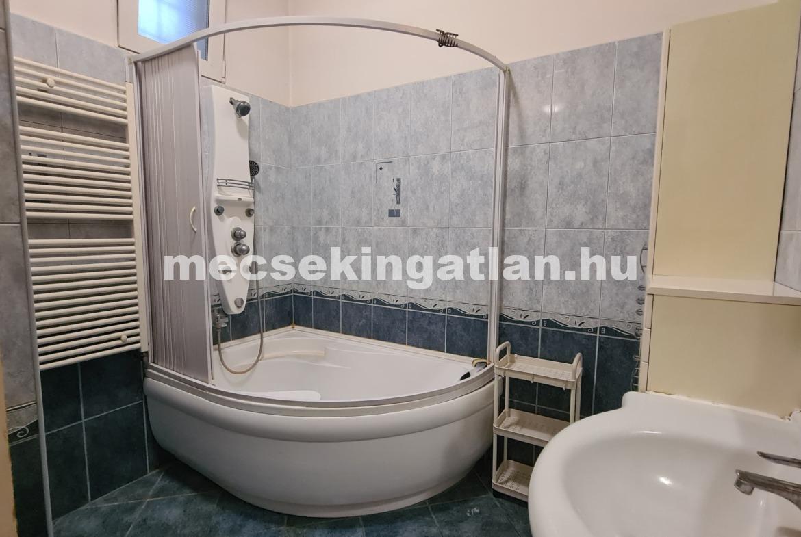 Kiadó a Szent István téren nappali – két hálószobás földszinti téglalakás berendezve