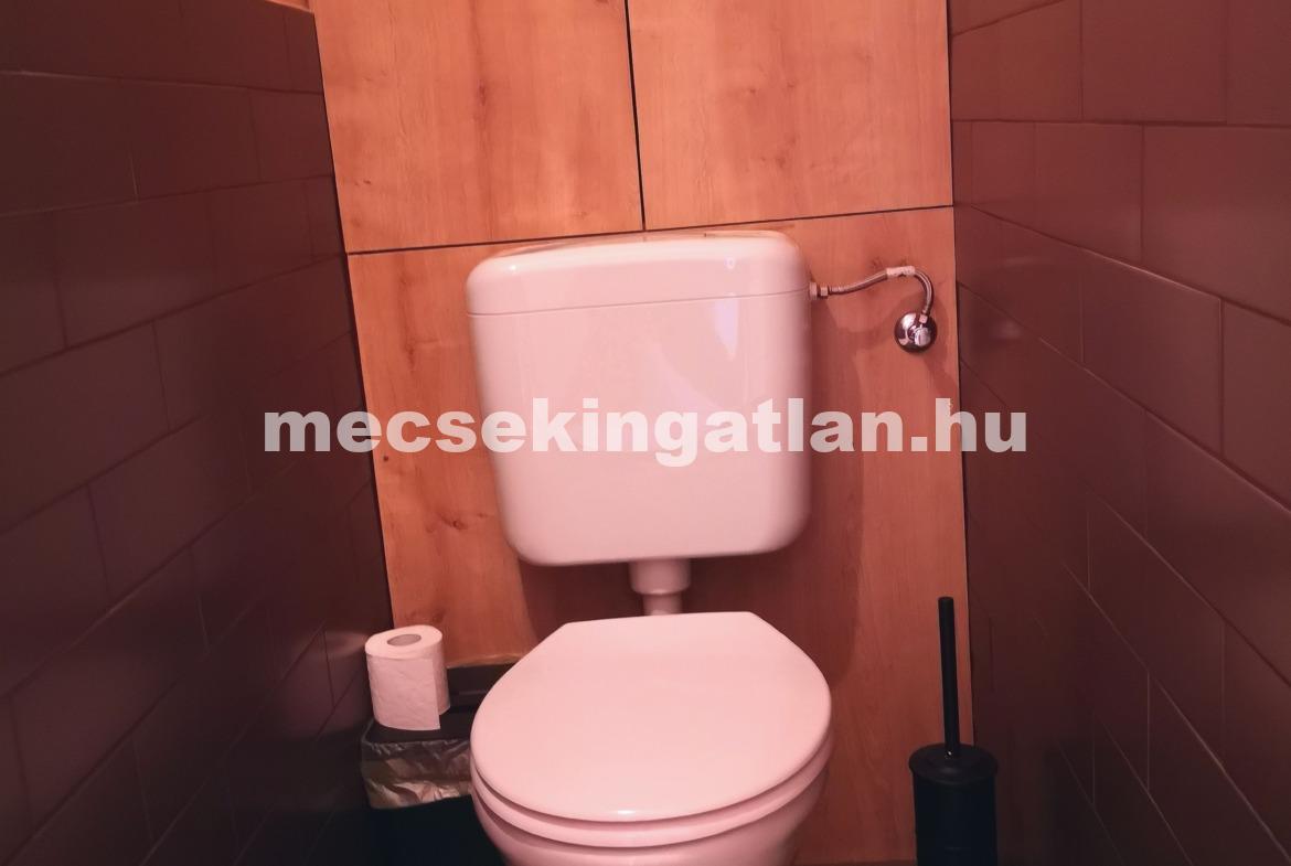 Pécs, Egyetemvárosban első emeleti panellakás kiadó!