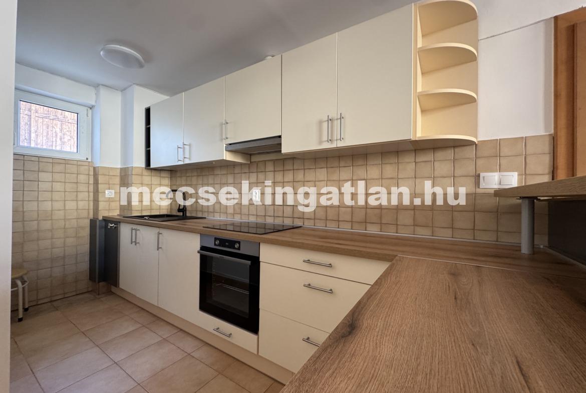 Pécsett a Légszeszgyár utcában igényesen felújított, földszinti téglalakás eladó!