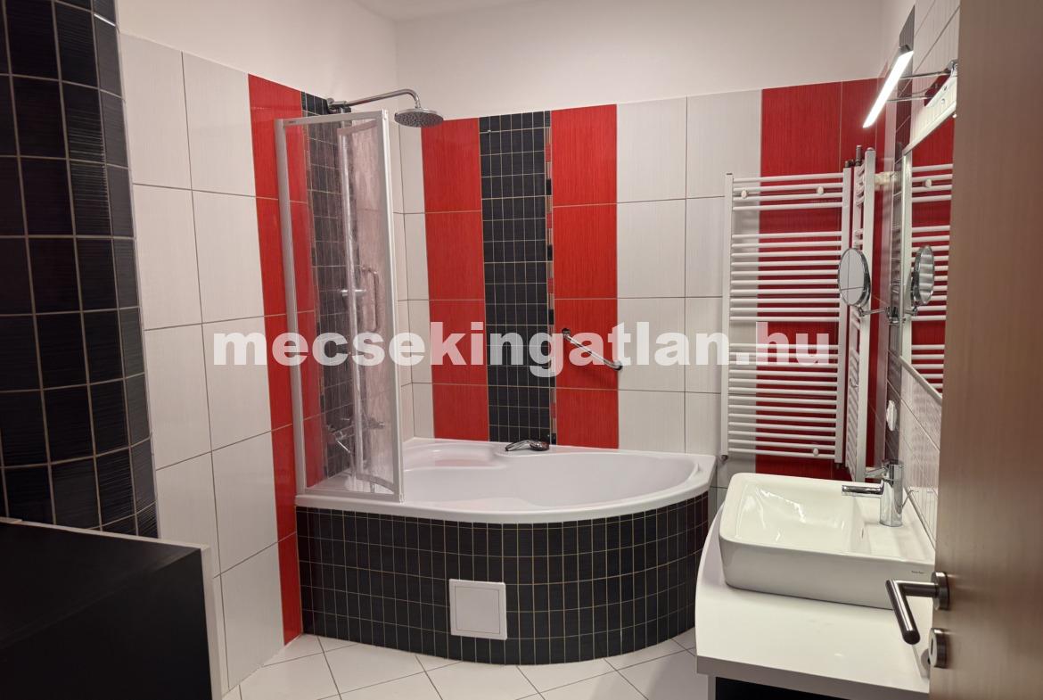 Pécsett a Légszeszgyár utcában igényesen felújított, földszinti téglalakás eladó!
