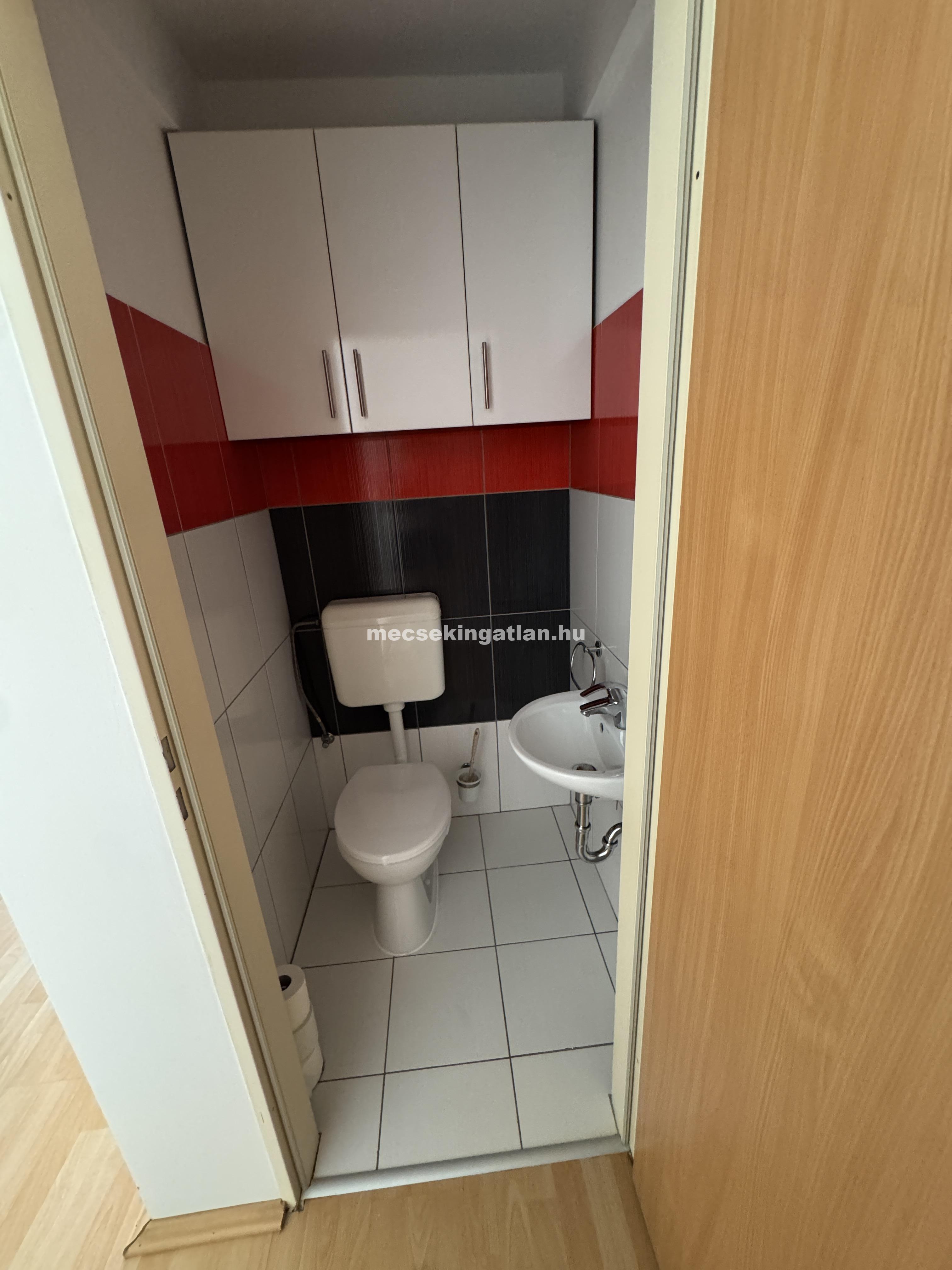 Pécsett a Légszeszgyár utcában igényesen felújított, földszinti téglalakás eladó!
