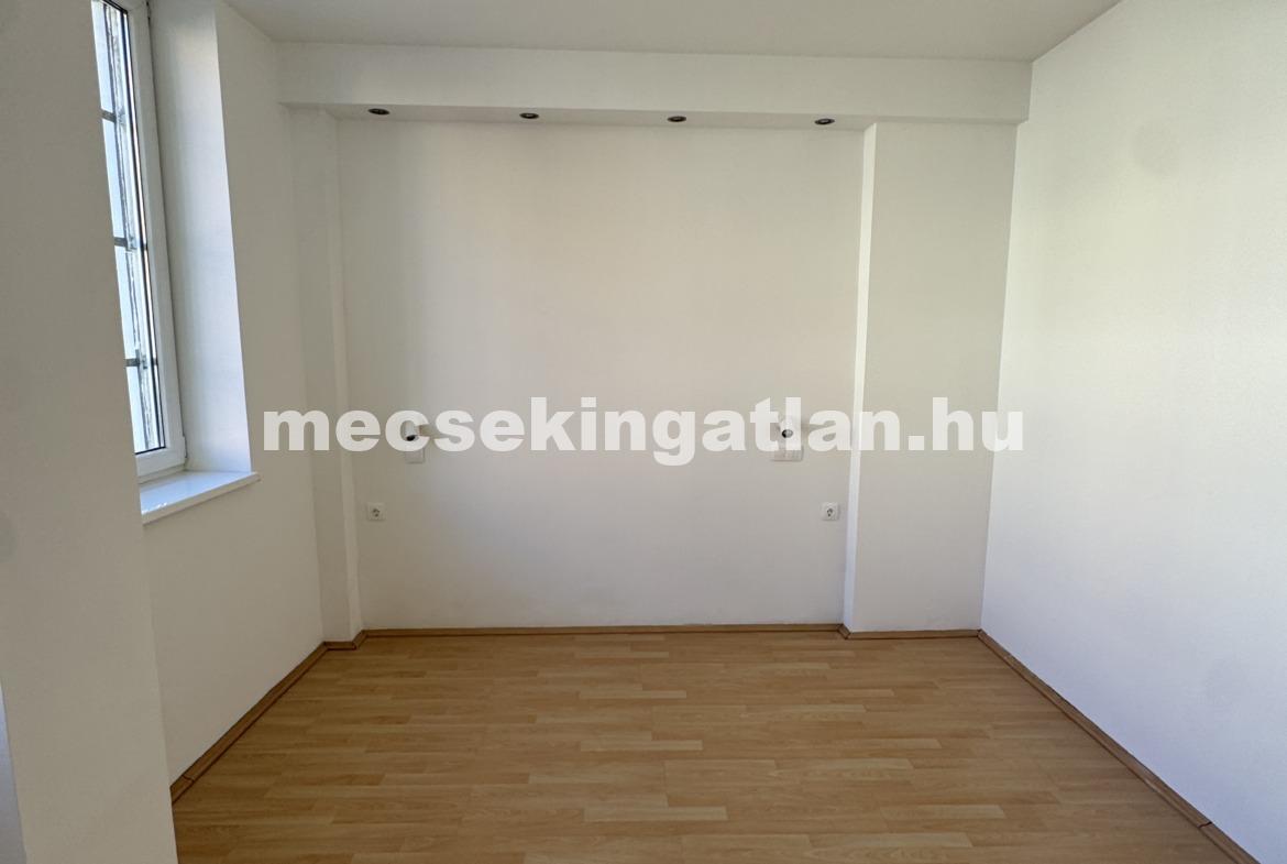 Pécsett a Légszeszgyár utcában igényesen felújított, földszinti téglalakás eladó!