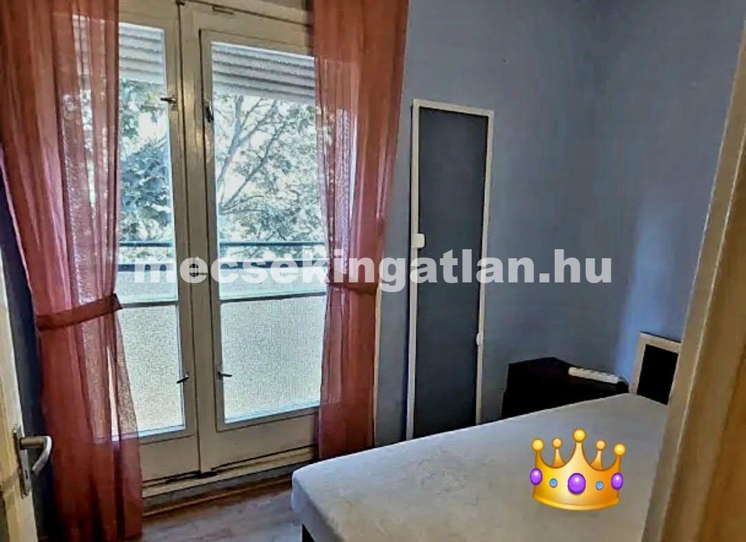 Pécsett a Madách Imre utcában lakás kiadó!