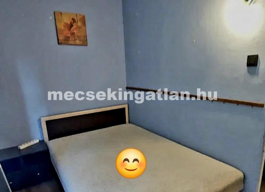 Pécsett a Madách Imre utcában lakás kiadó!
