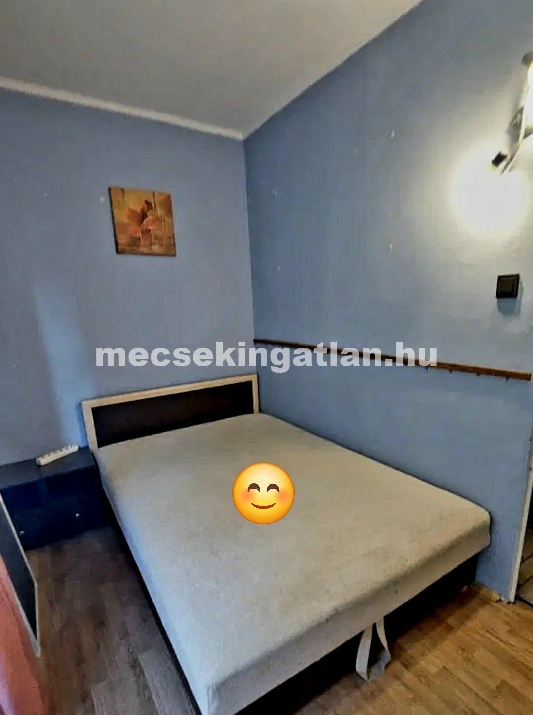Pécsett a Madách Imre utcában lakás kiadó!