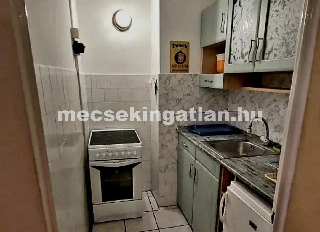 Pécsett a Madách Imre utcában lakás kiadó!