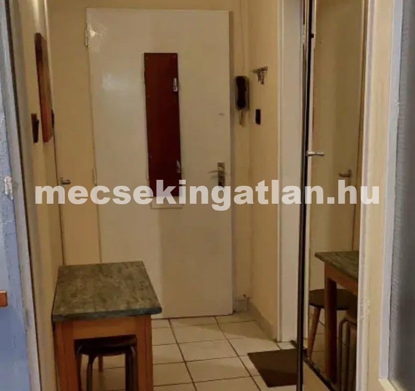 Pécsett a Madách Imre utcában lakás kiadó!