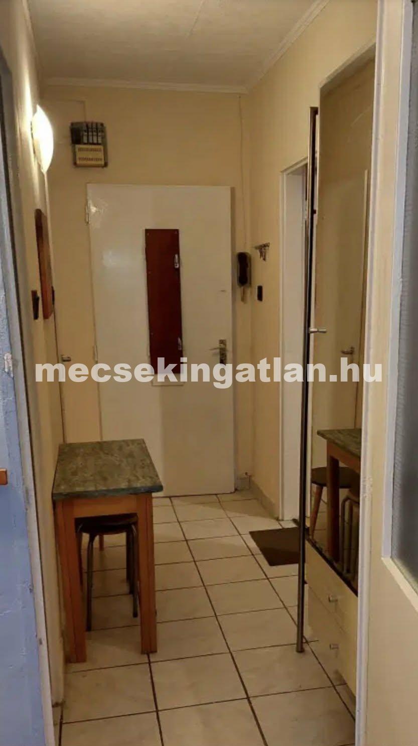 Pécsett a Madách Imre utcában lakás kiadó!