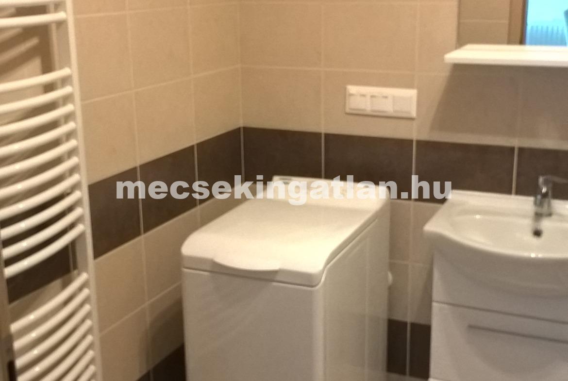 Pécsett a Megyeri téren újépítésű téglalakás kiadó!