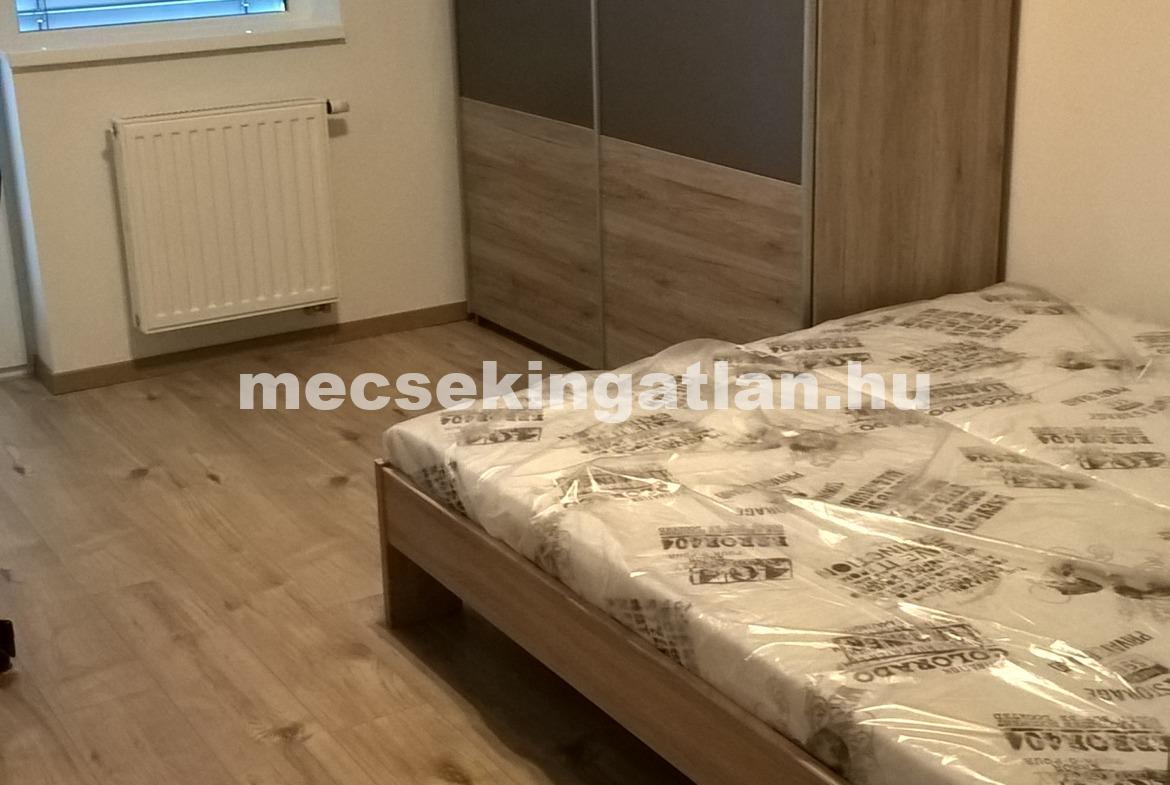 Pécsett a Megyeri téren újépítésű téglalakás kiadó!