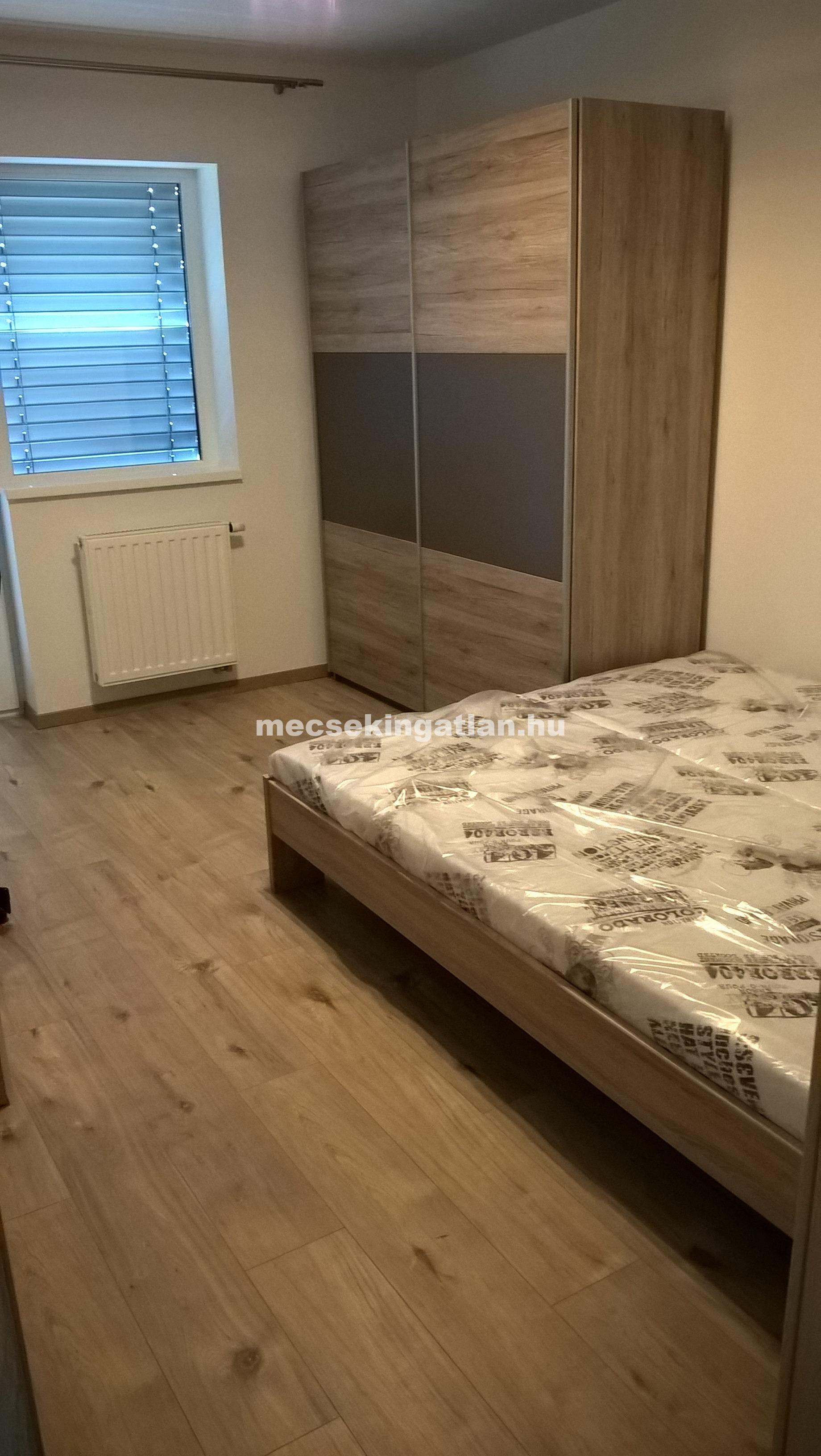 Pécsett a Megyeri téren újépítésű téglalakás kiadó!