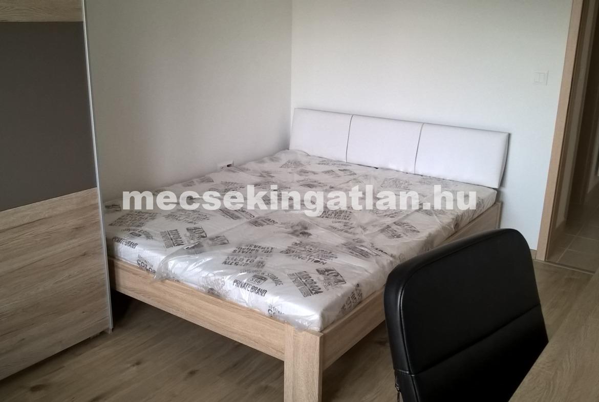 Pécsett a Megyeri téren újépítésű téglalakás kiadó!