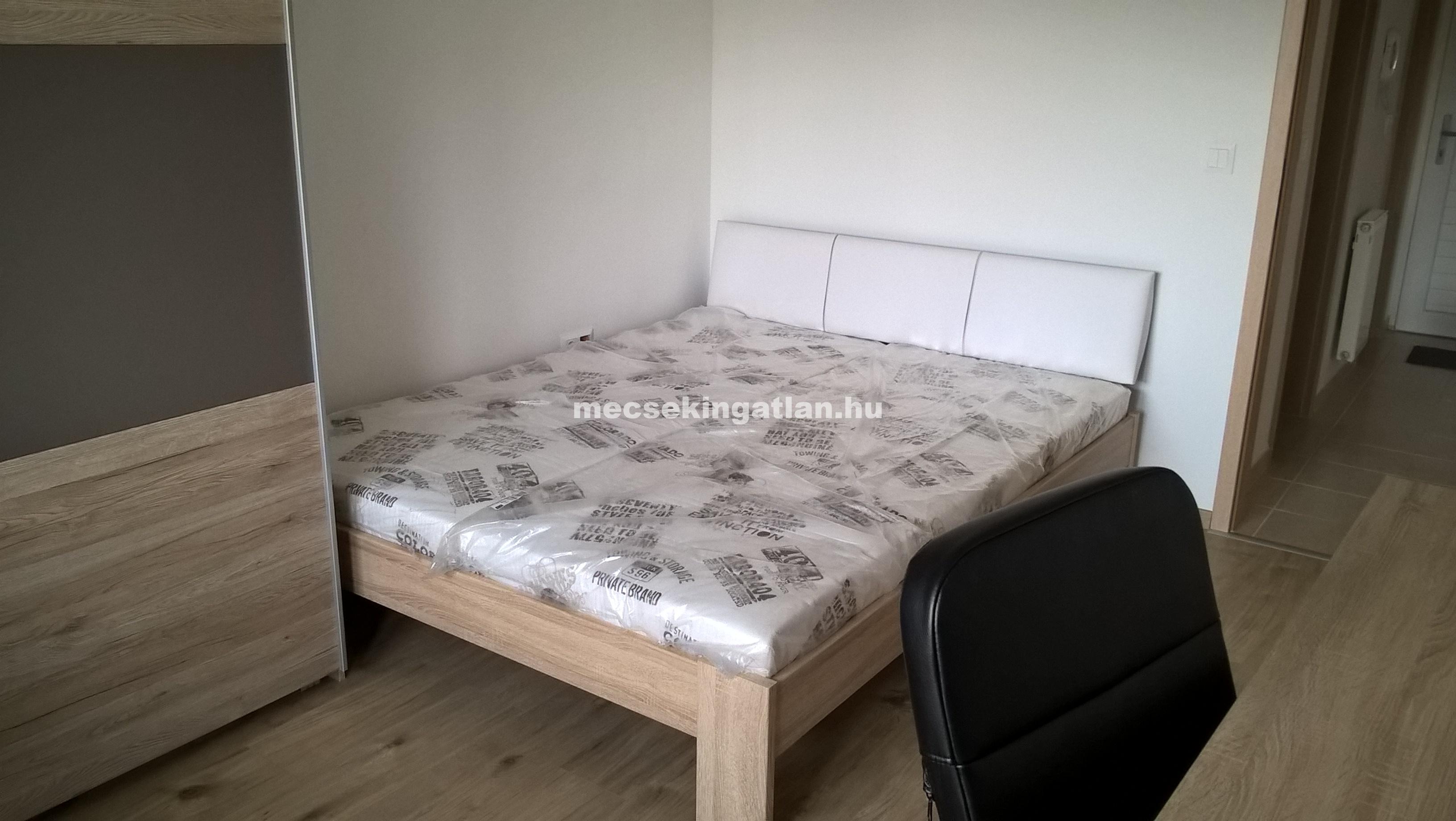 Pécsett a Megyeri téren újépítésű téglalakás kiadó!