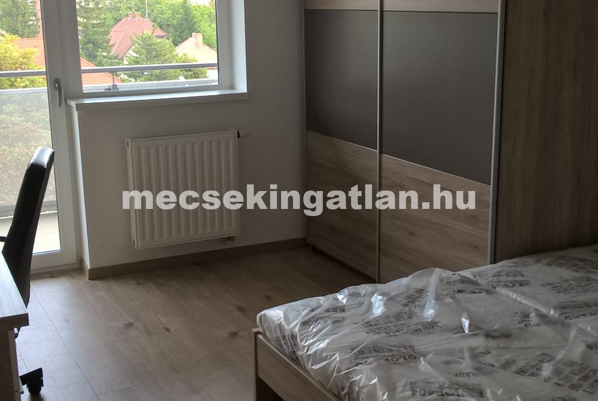 Pécsett a Megyeri téren újépítésű téglalakás kiadó!