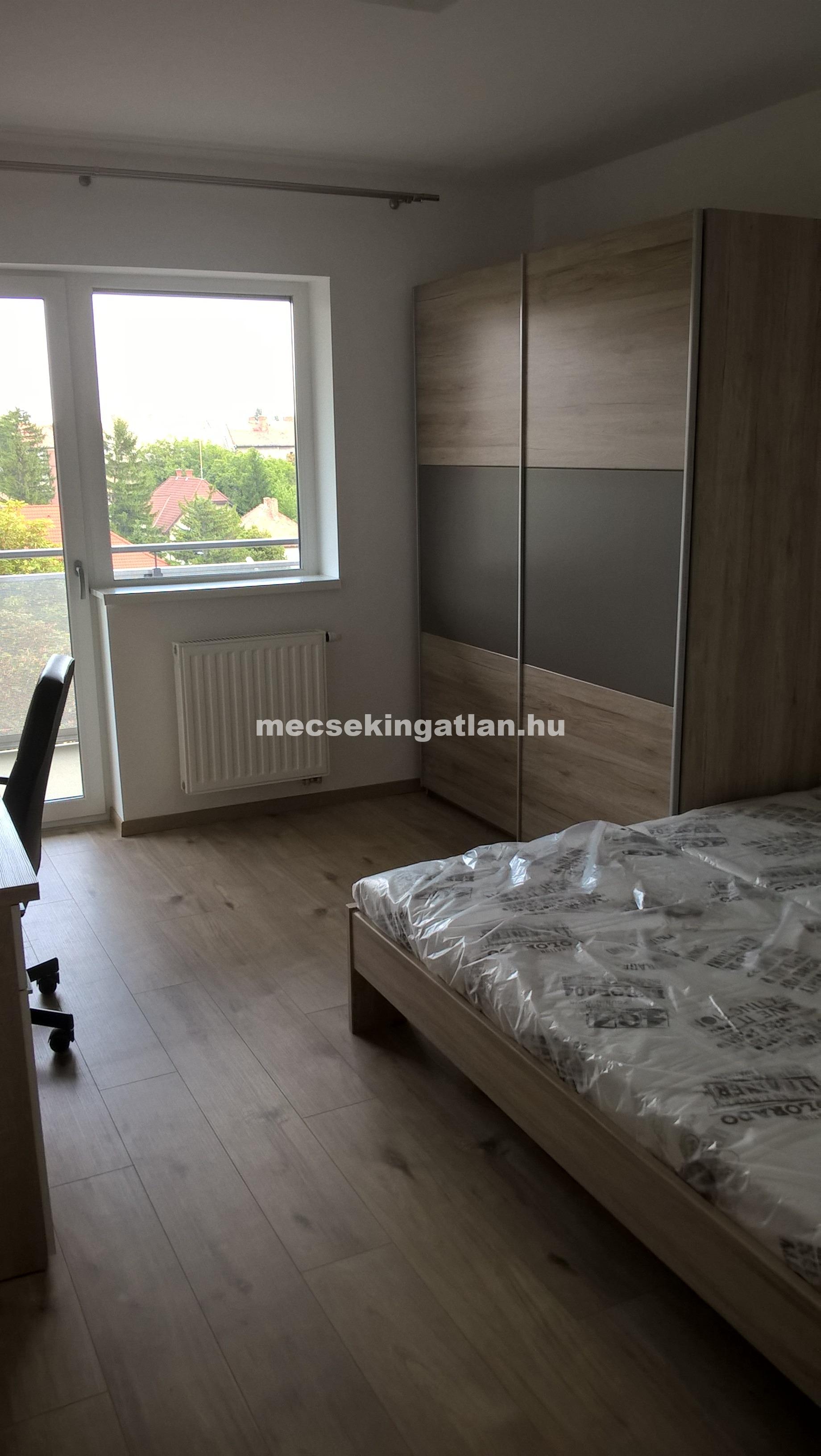 Pécsett a Megyeri téren újépítésű téglalakás kiadó!