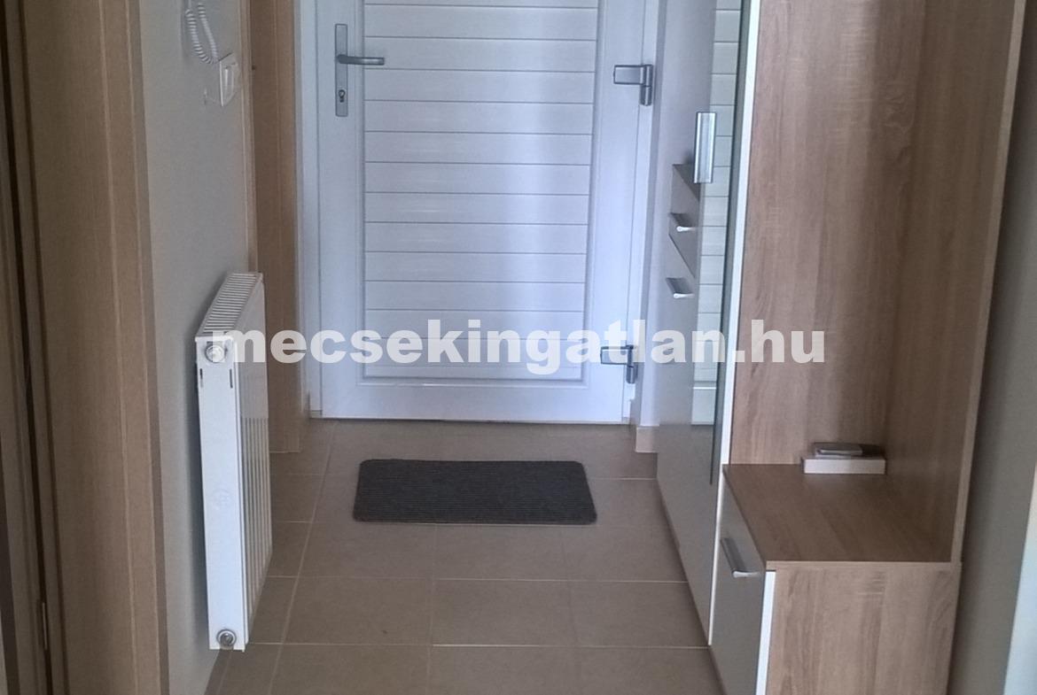Pécsett a Megyeri téren újépítésű téglalakás kiadó!