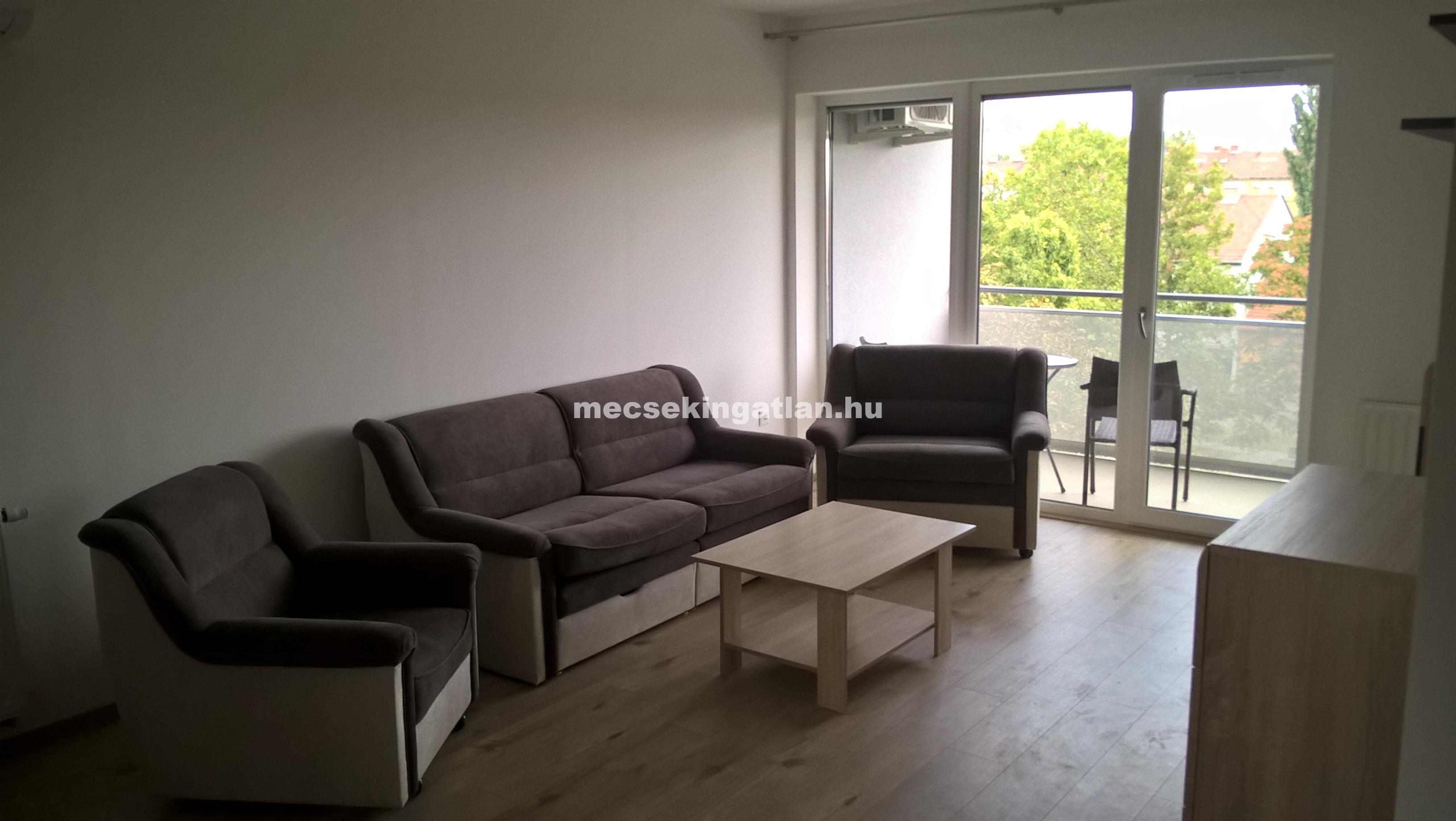 Pécsett a Megyeri téren újépítésű téglalakás kiadó!