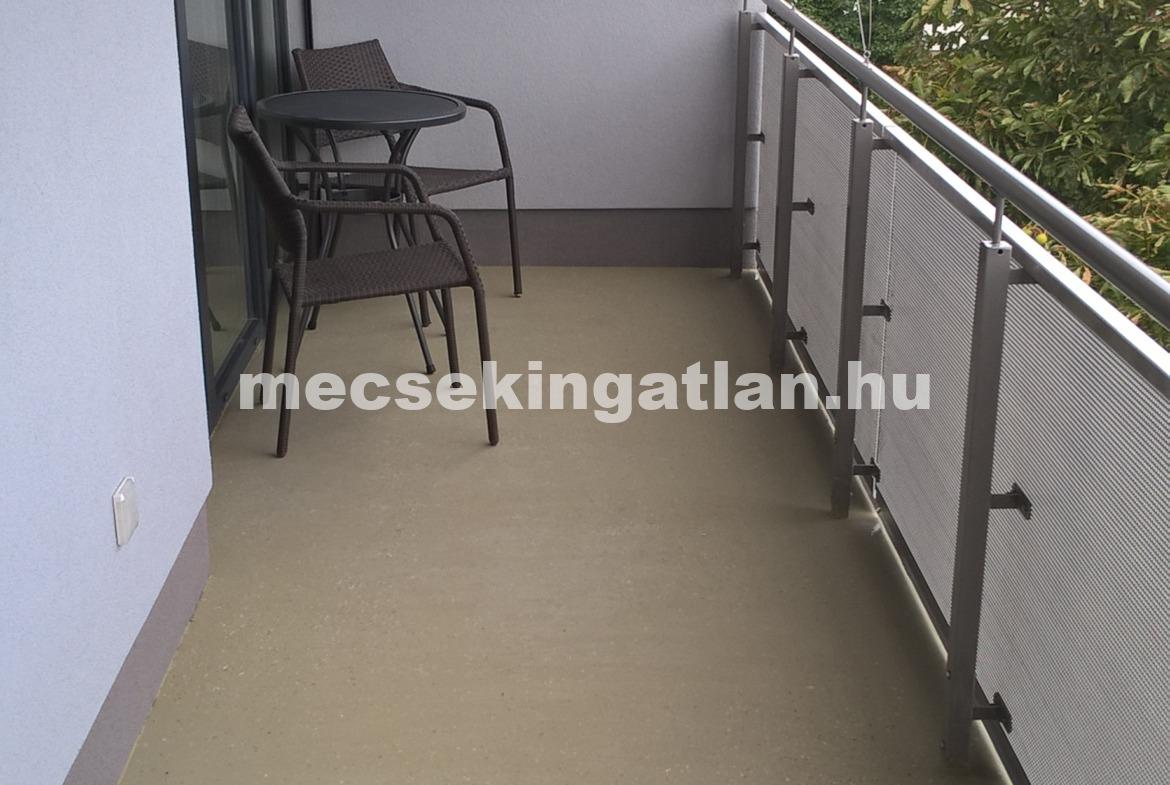 Pécsett a Megyeri téren újépítésű téglalakás kiadó!