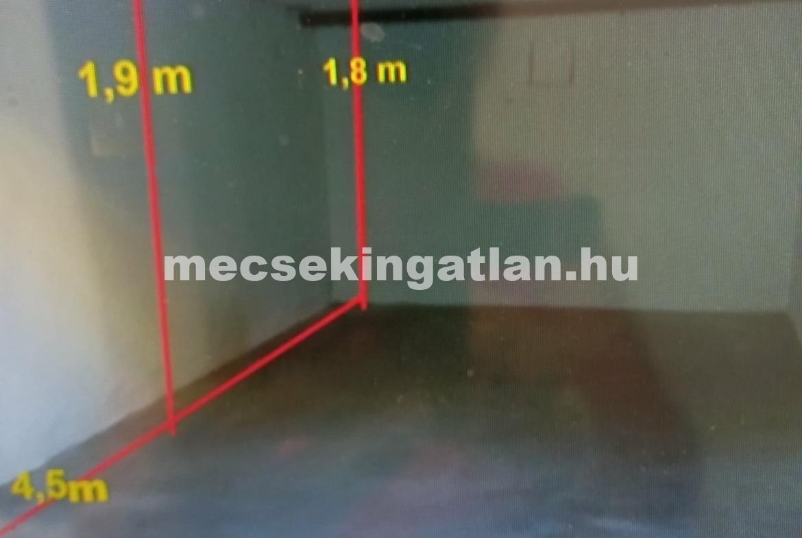 Pécsett a Garay utcában zárt garázs kiadó!