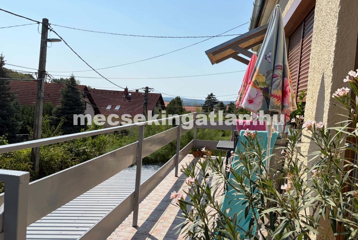 Pécs magyarürögi részén kétszintes családi ház eladó