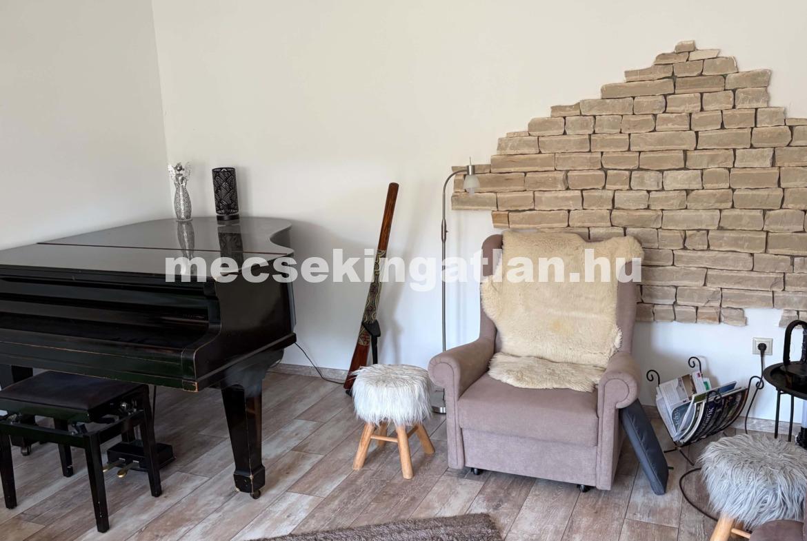 Pécs magyarürögi részén kétszintes családi ház eladó