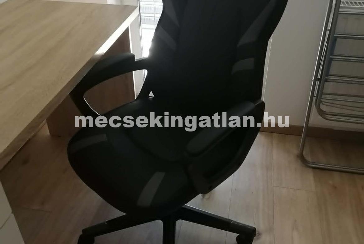 Pécsett a Megyeri téren újépítésű téglalakás kiadó!