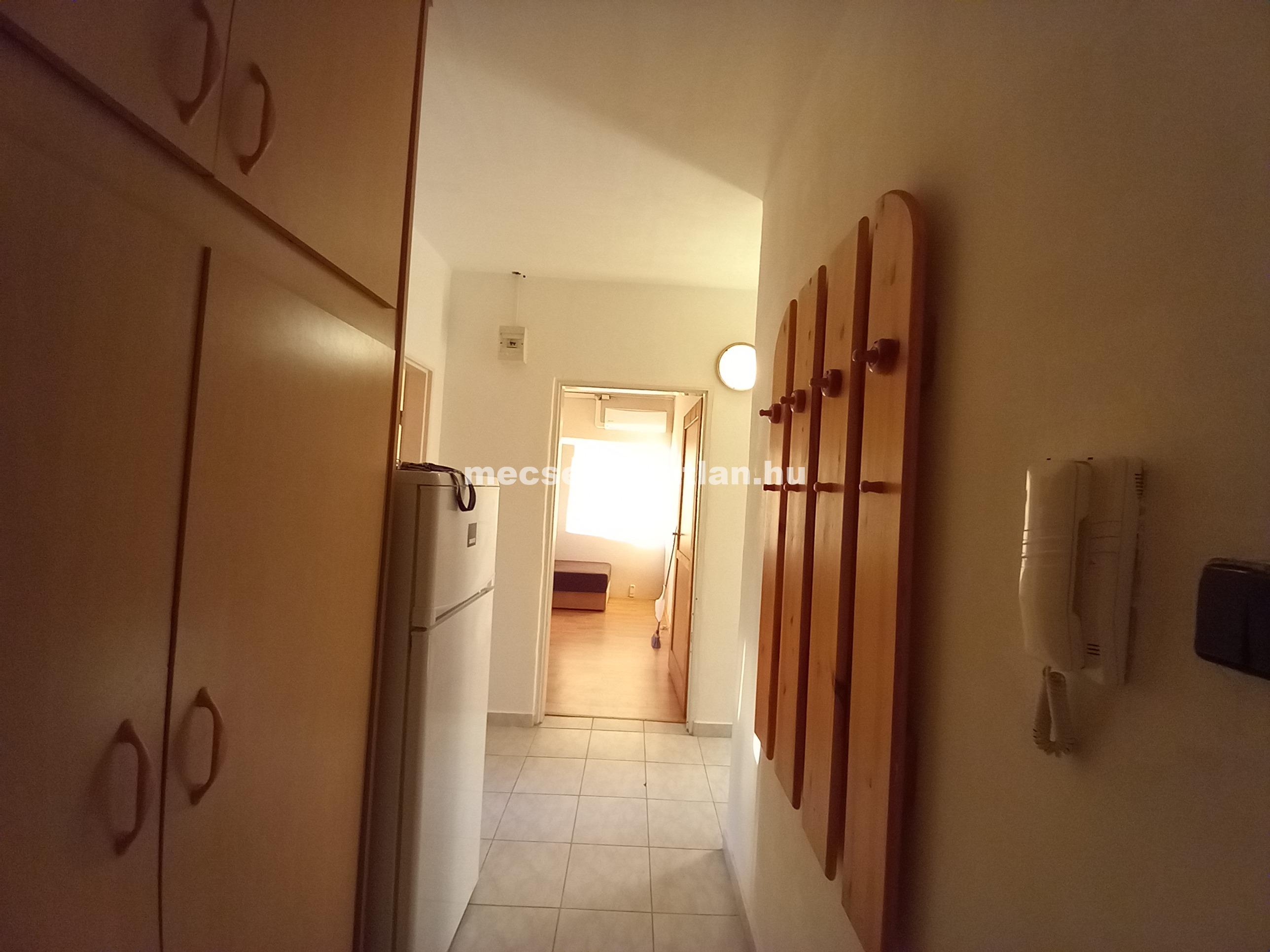 Pécsett az Ifjúság úton 3 különálló szobás lakás, erkéllyel kiadó!