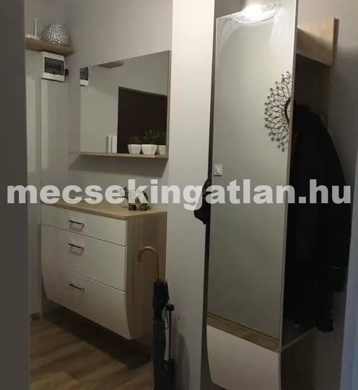 Pécsett a Mezőszél utcában igényesen felújított lakás kiadó!