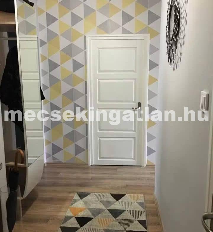 Pécsett a Mezőszél utcában igényesen felújított lakás kiadó!