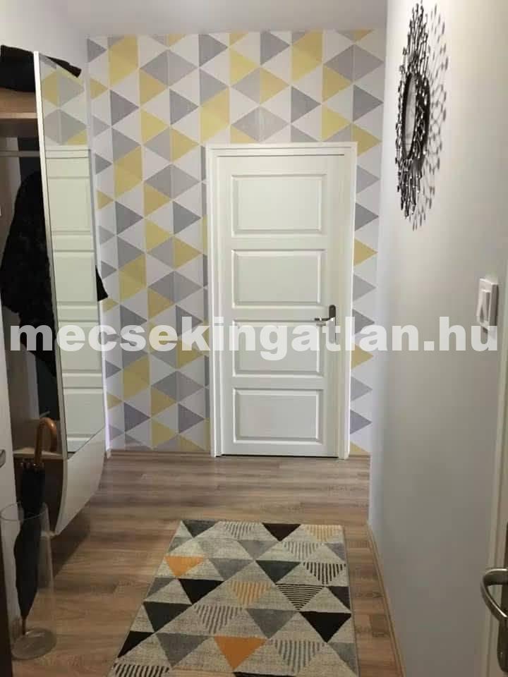 Pécsett a Mezőszél utcában igényesen felújított lakás kiadó!