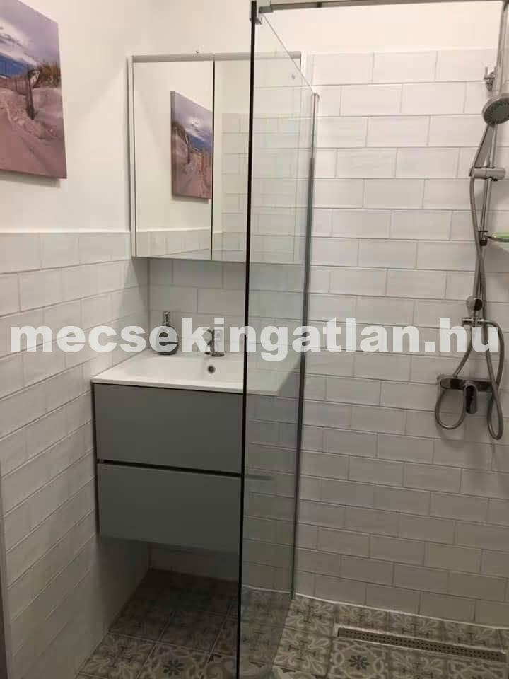 Pécsett a Mezőszél utcában igényesen felújított lakás kiadó!