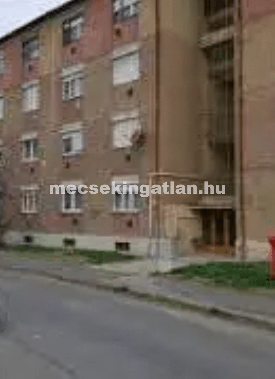 Pécsett a Garay utcában zárt garázs kiadó!