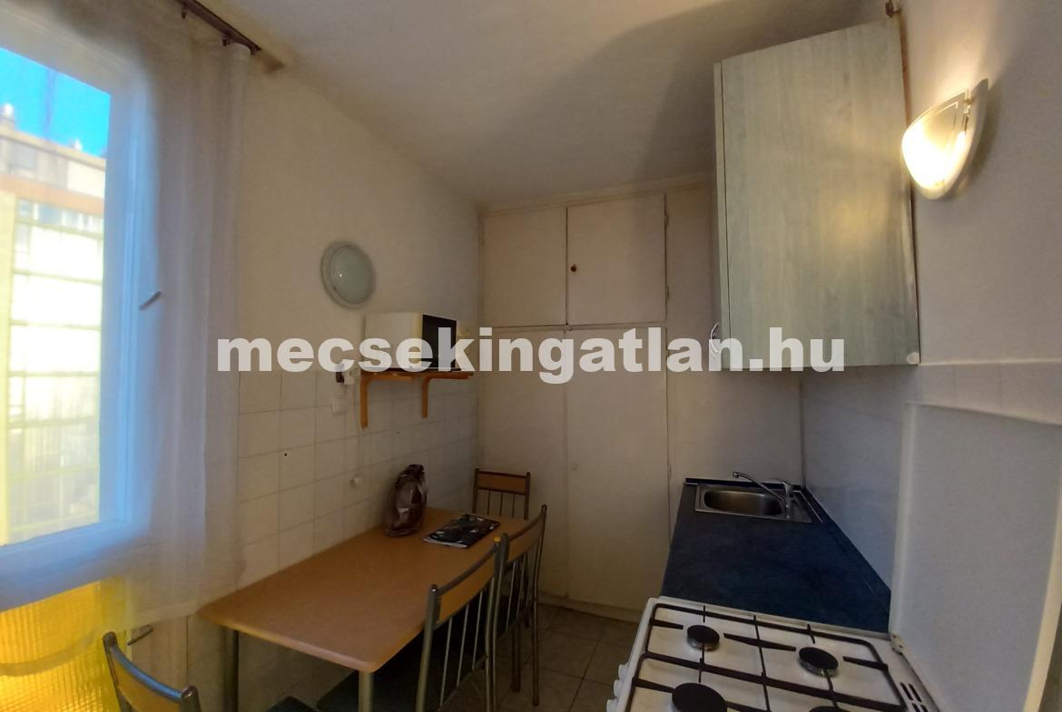 Pécsett az Ifjúság úton 3 különálló szobás lakás, erkéllyel kiadó!