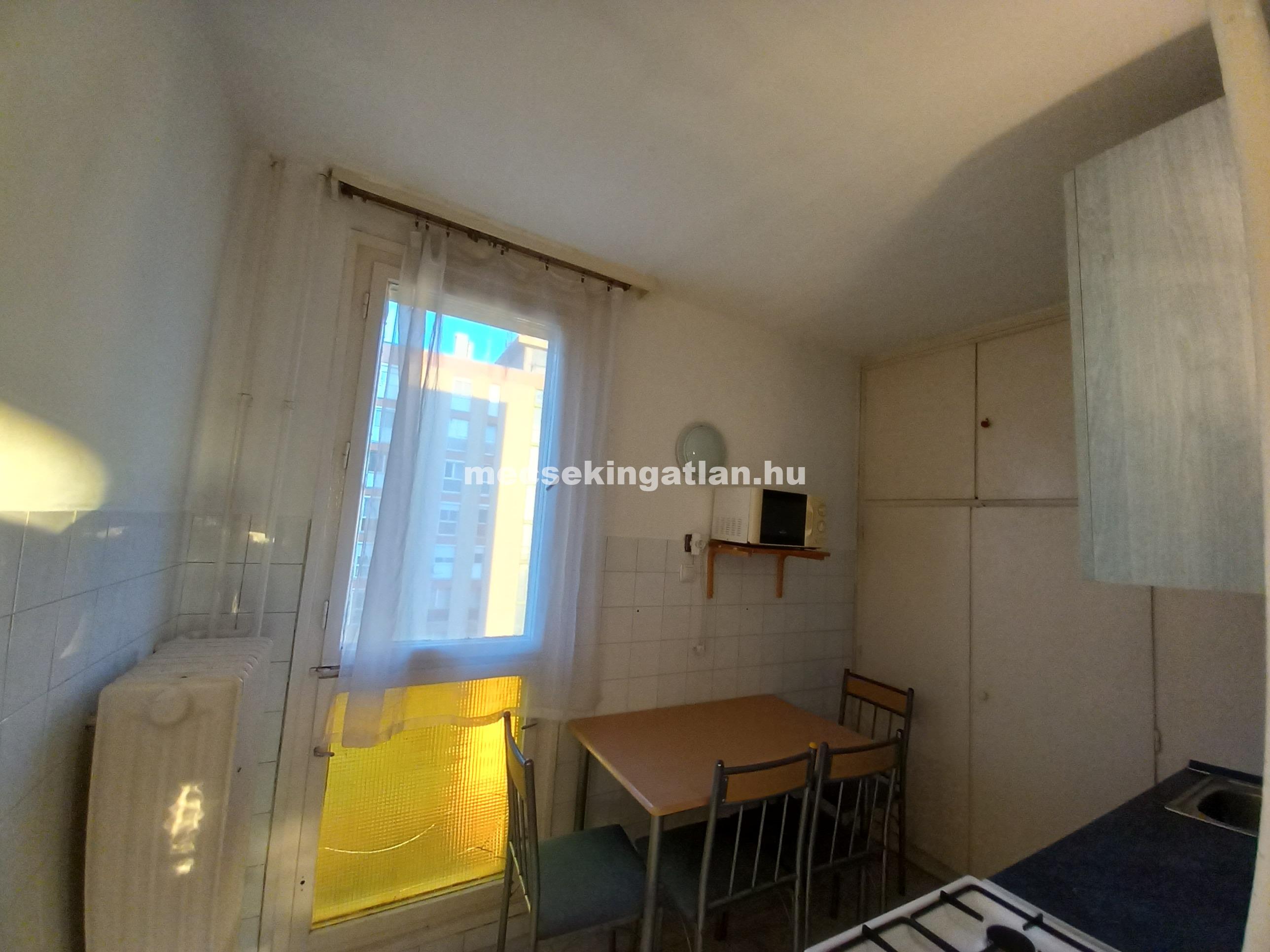 Pécsett az Ifjúság úton 3 különálló szobás lakás, erkéllyel kiadó!