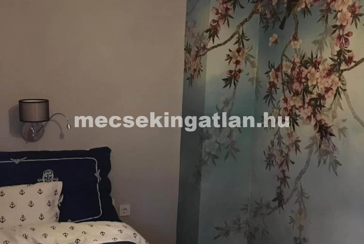 Pécsett a Mezőszél utcában igényesen felújított lakás kiadó!