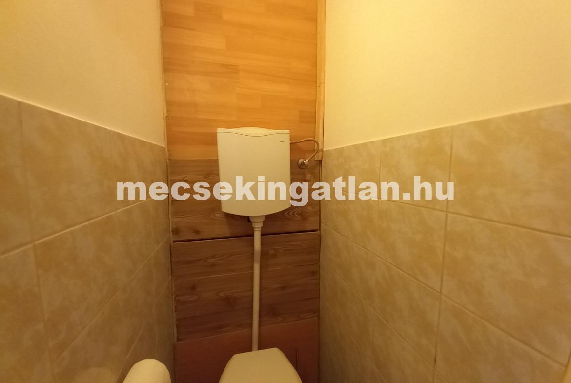Pécsett az Ifjúság úton 3 különálló szobás lakás, erkéllyel kiadó!