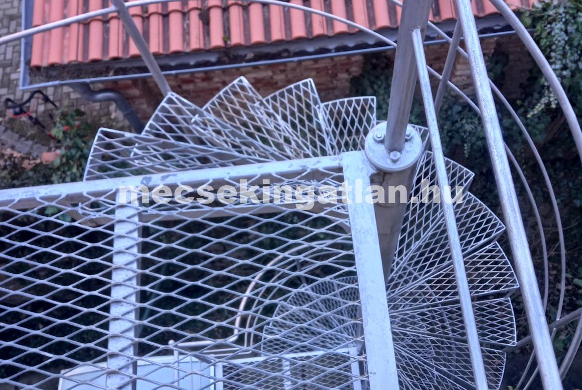 Pécsett a Fenyves soron téglalakás kiadó!