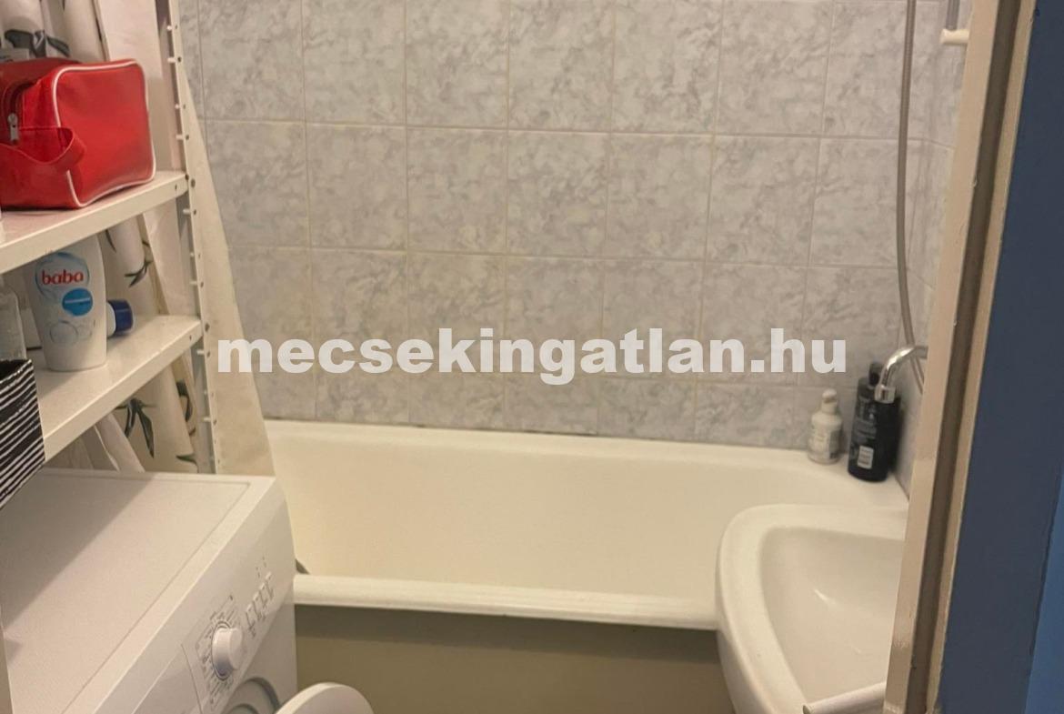 Kiadó Pécsett a Rókusalja utcában 9.emeleti lakásban 1 önálló szoba DIÁKLÁNYNAK