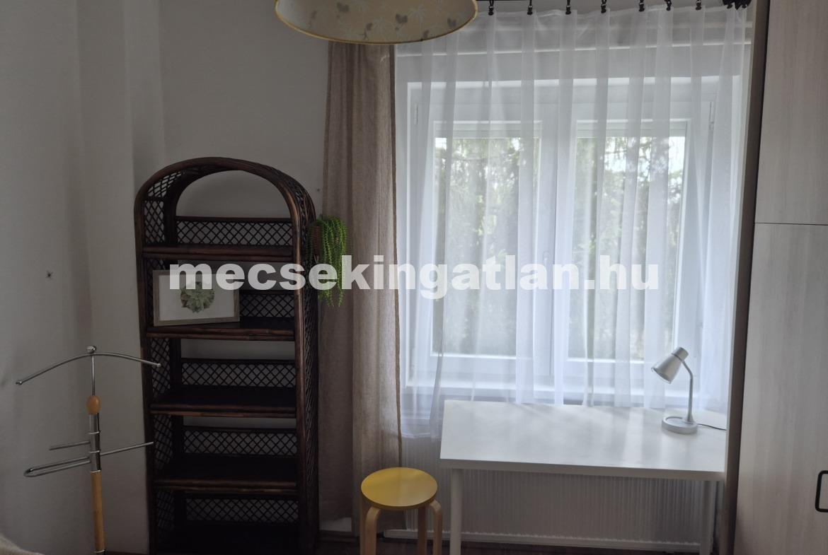 Pécs-Mecsekoldalban, Zsolt utcában első emeleti, felújított téglalakás kiadó!