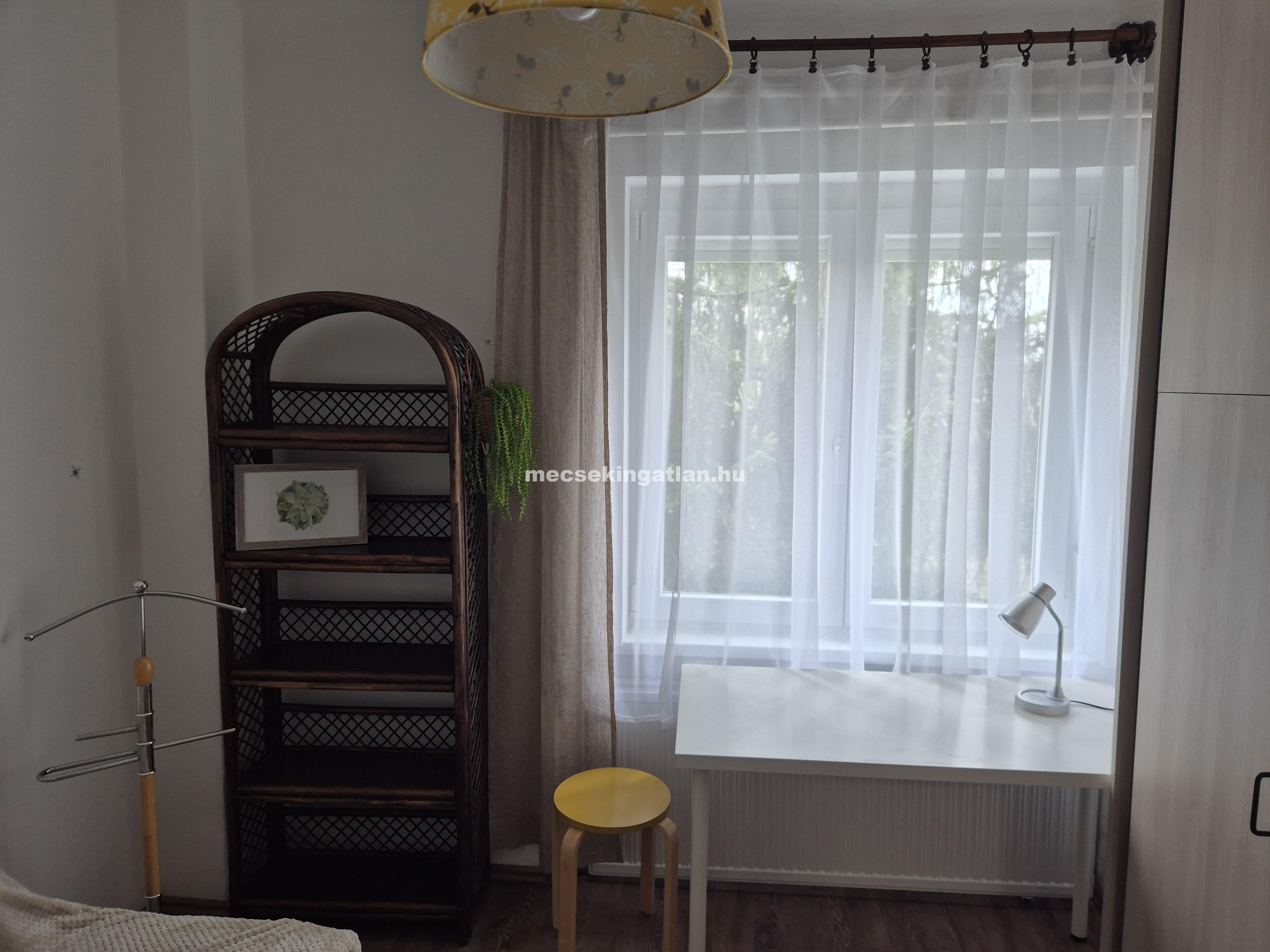 Pécs-Mecsekoldalban, Zsolt utcában első emeleti, felújított téglalakás kiadó!