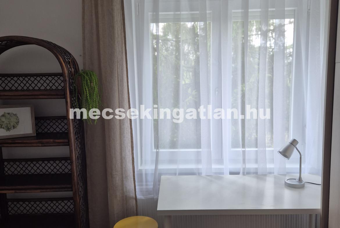 Pécs-Mecsekoldalban, Zsolt utcában első emeleti, felújított téglalakás kiadó!