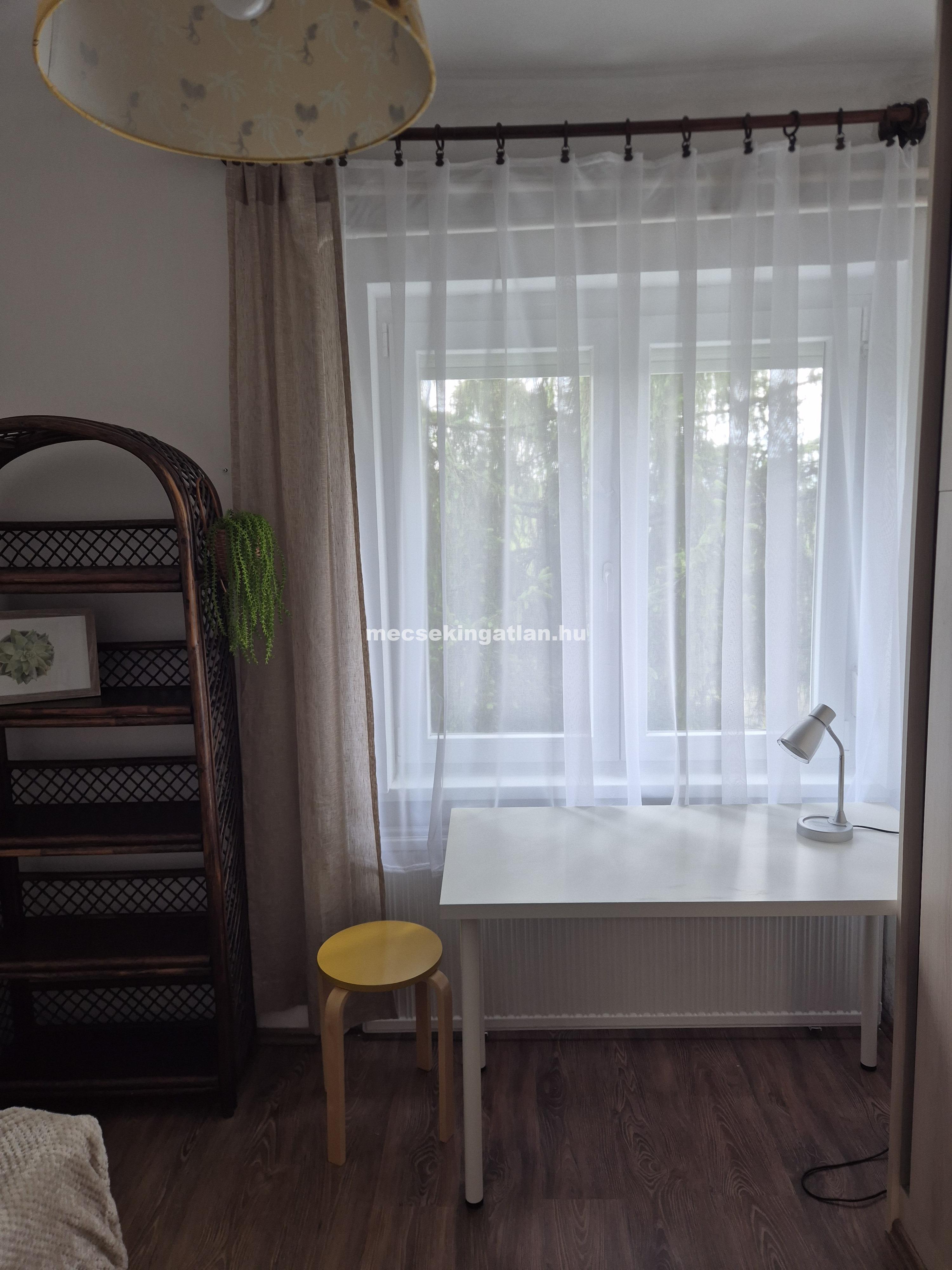 Pécs-Mecsekoldalban, Zsolt utcában első emeleti, felújított téglalakás kiadó!