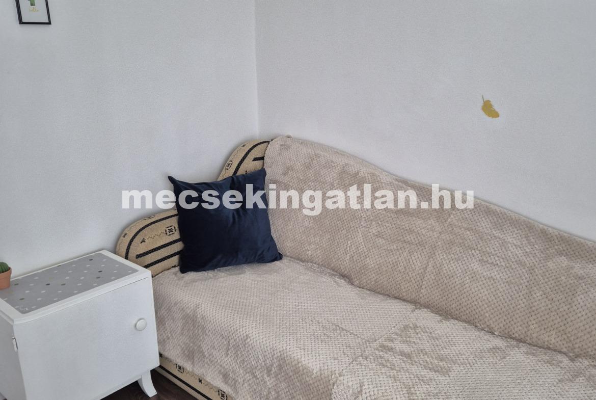 Pécs-Mecsekoldalban, Zsolt utcában első emeleti, felújított téglalakás kiadó!