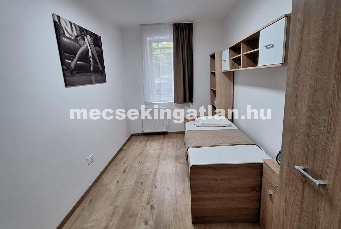 Pécsett a Radnics utcában földszinti, újépítésű téglalakás kiadó!